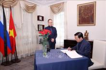 Vietnamese Deputy PM signs condolence book after Moscow terrorist attack