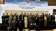 Delegates to the 17th international conference on the East Sea pose for a group photo. (Photo: VNA)