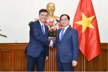 Deputy Prime Minister and Minister of Foreign Affairs Bui Thanh Son (R) and Chen Gang, Secretary of the Communist Party of China (CPC) Committee of the Guangxi Zhuang Autonomous Region. (Photo: VNA)