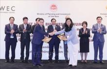 Prime Minister Pham Minh Chinh witnesses the exchange of cooperation documents at the business forum.
