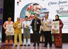 Khairul Firdaus Akbar Khan (third from the right) launched the 'My Ramadan Experience 2024' Package at the China Imam Trip Dinner. -- (photoBERNAMA)