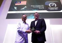 BARCELONA, Feb 27 -- Communications Minister Fahmi Fadzil received the Best Global Consistency Score award by Ookla president and chief executive officer Stephen Bye in a ceremony on the sideline of the Mobile World Congress Barcelona 2024 (MWC2024), on Monday.  --photoBERNAMA