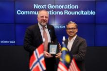  OSLO, March 1 -- Communications Minister Fahmi Fadzil presenting a souvenir to the Ministry of Digitalisation and Public Governance Director, Jarl Fjerdingby (left) after attending the 'Next Generation Communications Roundtable' organised by Telenor Group at Telenor Global Headquarters, Fornebu Campus on Thursday.  --photoBERNAMA