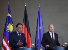 BERLIN, 12 March -- Malaysia's Prime Minister Anwar Ibrahim with German Chancellor Olaf Scholz during a joint press conference at the Official Welcome Ceremony in conjunction with his six-day official visit at the Federal Chancellery, on Tuesday.  -- photoBERNAMA 
