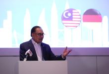 BERLIN, 13 March -- Malaysian Prime Minister Anwar Ibrahim delivered a speech when he attended the Friendly Ceremony with the Malaysian People in Germany here, on Wednesday. -- photoBERNAMA