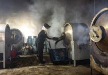 IPOH, May 4 -- Chang Jiang International Sdn Bhd staff, roasting coffee beans during a BERNAMA survey at the Chang Jiang Coffee Factory recently.