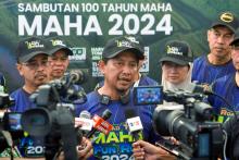 Lokman Hakim Ali (centre)