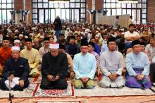 PUTRAJAYA, June 17 (Bernama) -- Prime Minister  Anwar Ibrahim (middle) on Monday performed Aidiladha prayers with more than 20,000 congregants at Putra Mosque, here.--fotoBERNAMA (2024) HAK CIPTA TERPELIHARA