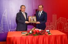 KUALA LUMPUR, June 19 -- Malaysian Prime Minister Anwar Ibrahim and China’s Premier Li Qiang exchange coffee table books to commemorate the 50th anniversary of Malaysia-China diplomatic ties.  The exchange took place during the dinner in Celebration of the 50th Anniversary of the Establishment of Diplomatic Relations Between Malaysia and China today.  An 174 pages English-Chinese dual language publication, the coffee table book was published by BERNAMA, the Malaysian National News Agency and produced in col