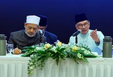  Malaysian Prime Minister Anwar Ibrahim has described the special visit of the Grand Imam of Al-Azhar Al-Sharif (Sheikh Al-Azhar) Prof Dr Ahmad Muhammad Ahmad At-Tayyeb to Malaysia as a great honour, recognising the visit from a highly respected and revered figure in the Islamic world