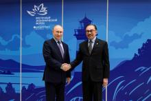 VLADIVOSTOK (Russia), 4 Sept -- Prime Minister Datuk Seri Anwar Ibrahim shaking hands with Russian President Vladimir Putin during a bilateral meeting in conjunction with the 9th Eastern Economic Forum (EEF) today.  --fotoBERNAMA 