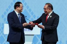 VIENTIANE, Oct 11 -– Prime Minister Datuk Seri Anwar Ibrahim being handed over the gavel of ASEAN Chairmanship by Laos Prime Minister Sonexay Siphandone during the closing ceremony of the 44th and 45th ASEAN Summits and Related Summits at the National Convention Centre (NCC) today.  Malaysia symbolically received the ASEAN Chairmanship from Laos today, signifying the beginning of its term as ASEAN Chair, effective January 1, 2025.  --fotoBERNAMA (2024) 