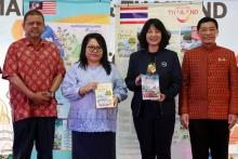 BUKIT KAYU HITAM, Oct 26 -- Ministry of Tourism, Arts and Culture Deputy Secretary-General (Tourism), Dr. Yasmeen Yasim (third from left), along with Deputy Governor for International Marketing Asia Pacific of Thailand Pattaraanong Na Chiangmai (second, right), jointly organised an awareness-raising event to promote cross-border tourism between Malaysia and Thailand at the Bukit Kayu Hitam Checkpoint in Kedah today.  --fotoBERNAMA(2024) 