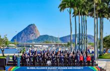 RIO DE JANEIRO, Nov 19 — Prime Minister Datuk Seri Anwar Ibrahim (back, third from left) in a photo session after the Plenary Session in conjunction with the G20 Summit held at the Museum of Modern Art (MAM) today.