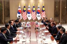SEOUL, Nov 25 -- Malaysian Prime Minister  Anwar Ibrahim (three, right) holds bilateral talks with South Korean President, Yoon Suk Yeol (three, left) at the Yongsan Presidential Office.  -- fotoBERNAMA (2024) COPYRIGHT RESERVED