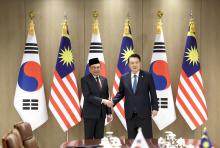 SEOUL, Nov 25 -- Malaysian Prime Minister  Anwar Ibrahim (left) shake hands with South Korean President Yoon Suk Yeol during his official visit to South Korea Monday.  -- fotoBERNAMA (2024) COPYRIGHT RESERVED