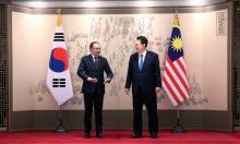 SEOUL, Nov 25 -- Prime Minister Anwar Ibrahim shares a light moment with South Korean President Yoon Suk Yeol before witnessing the exchange of a memorandum of understanding during an official visit to South Korea Monday.  -- fotoBERNAMA (2024) COPYRIGHT RESERVED