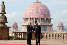  PUTRAJAYA, Dec 2 -- Prime Minister Datuk Seri Anwar Ibrahim (right) shake hands with Timor-Leste Prime Minister Kay Rala Xanana Gusmao, who is on a three-day official visit to Malaysia, during the Official Welcoming Ceremony at Dataran Perdana, Perdana Putra Building, today.  --fotoBERNAMA (2024) COPYRIGHT RESERVED