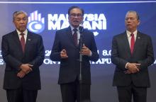 PM Anwar Ibrahim (middle)