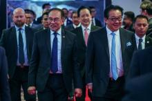 LONDON, Jan 16 -- Prime Minister Datuk Seri Anwar Ibrahim with YTL Group Executive Chairman Tan Sri Francis Yeoh at the launch of Brabazon New Town here today.  --fotoBERNAMA
