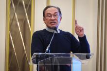 BRUSSELS, Jan 19 -- Prime Minister Datuk Seri Anwar Ibrahim delivering a speech at the Tea Reception and Meet-and-Greet session with the Malaysian diaspora in Belgium and Luxembourg, held in conjunction with his working visit to Belgium here today.  The visit is scheduled to take place from January 19 to 20, 2025.  --fotoBERNAMA 