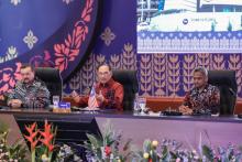 KUALA LUMPUR, April 10 -- Prime Minister Datuk Seri Anwar Ibrahim delivers his speech during the closing ceremony 12th ASEAN Finance Ministers and Central Bank Governors Meeting (AFMGM) 2025 at the Kuala Lumpur Convention Centre today.  Also present Finance Minister II Datuk Seri Amir Hamzah Azizan (left) and Bank Negara Malaysia (BNM) Governor Datuk Seri Abdul Rasheed Ghaffour (right).  --fotoBERNAMA (2025) COPYRIGHT RESERVED