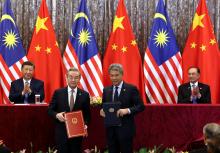  PUTRAJAYA, April 16 -- Prime Minister Datuk Seri Anwar Ibrahim (right) with Chinese President Xi Jinping (left) at the exchange of memoranda of understanding (MoUs) between the Government of Malaysia and the Government of China on jointly promoting cooperation under the Global Security Initiative, represented by Malaysia’s Foreign Minister Datuk Seri Mohamad Hasan (second, right) and China’s Foreign Minister Wang Yi (second, left), at Seri Perdana Complex today.  --fotoBERNAMA (2025) COPYRIGHT RESERVED