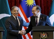 PUTRAJAYA, Oct 6 — Prime Minister Datuk Seri Anwar Ibrahim and Pakistan’s Prime Minister Muhammad Shehbaz Sharif attend a joint press conference at the Perdana Putra building in conjunction with his official visit to Malaysia today.  -- fotoBERNAMA (2025) COPYRIGHT RESERVED