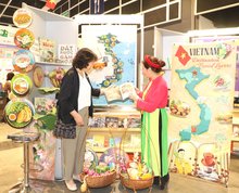 A foreigner learns about Vietnamese culture at the 35th Hong Kong book fair. (Photo: VNA)