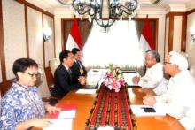 President Joko Widodo (center left) during a bilateral meeting with Transportation Secretary of the Philippines, Jaime Bautista, in Manila, on Thursday (January 11, 2024). (ANTARA/HO-Biro Pers Sekretariat Presiden RI)