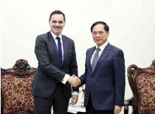 Deputy Prime Minister and Minister of Foreign Affairs Bui Thanh Son (right) and French Minister Delegate for Foreign Trade and French Nationals Abroad Laurent Saint-Martin in Hanoi on April 12 (VNA)