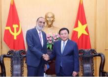 Prof. Dr. Nguyen Xuan Thang (R), Politburo member, President of the Ho Chi Minh National Academy of Politics (HCMA), and Chairman of the Central Theory Council, on January 6 receives the UN Under-Secretary-General for Digital and Emerging Technologies and the UN Secretary-General’s Envoy on Technology Amandeep Singh Gill. (Photo: VNA)
