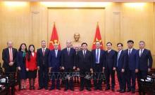 Ho Chi Minh National Academy of Politics (HCMA) President Nguyen Xuan Thang meets with the Ambassadors of Cuba and Canada to Vietnam in Hanoi on February 17. (Photo: VNA)
