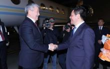 Chairman of the Cabinet of Ministers of the Kyrgyz Republic Adylbek Aleshovich Kasymaliev (L) is welcomed at the Noi Bai airport by Vietnamese Minister of Industry and Trade Nguyen Hong Dien. (Photo: VNA)