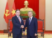 Party General Secretary To Lam (R) meets with US Ambassador to Vietnam Marc Knapper in Hanoi on March 31. (Photo: VNA)