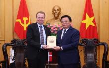 HCMA President Nguyen Xuan Thang (R) and Chairman of the Danish Parliament’s Foreign Policy Committee Michael Aastrup Jensen. (Photo: VNA)