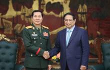 PM Pham Minh Chinh (R) and Lao Deputy Minister of National Defence and Chief of the General Staff of the Lao People’s Army (LPA) Lieut. Gen. Saichay Kommasith. (Photo: VNA)