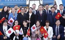 At the farewell ceremony for National Assembly (NA) Chairman Tran Thanh Man (standing, first row, fifth from left), his spouse and the high-ranking delegation of the NA at Nagasaki airport. (Photo: VNA)