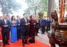 State President Luong Cuong, his spouse and delegates at the incense-offering ceremony. (Photo: VNA)
