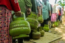 People line up to buy subsidized LPG in 3-kg cylinders in Aceh