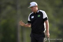 Im Sung-jae of South Korea celebrates after making a birdie putt on the 18th hole during the first round of the Masters at Augusta National Golf Club in Augusta, Georgia, on April 10, 2025, in this Associated Press photo. (Yonhap)