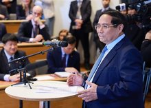 Prime Minister Pham Minh Chinh speaks at the policy address at the Stockholm School of Economics as part of his ongoing visit to Sweden. (Photo: VNA)