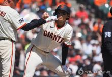 Lee Jung-hoo of the San Francisco Giants (R) celebrates with third base coach Matt Williams after hitting a triple against the Cincinnati Reds during a Major League Baseball regular-season game at Oracle Park in San Francisco on April 9, 2025, in this Imagn Images photo via Reuters. (Yonhap)