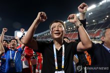 Kim Sang-sik, the South Korean-born head coach of the Vietnam men's national football team, celebrates his team's win over Thailand in the final of the Southeast Asian Games at Rajamangala Stadium in Bangkok on Dec. 18, 2025, in this Reuters photo. (Yonhap)