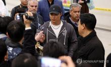 Kim Ha-seong of the San Diego Padres (C) signs autographs at Incheon International Airport, west of Seoul, on March 15, 2024, after arriving from the United States to prepare for Major League Baseball's Seoul Series. (Yonhap)