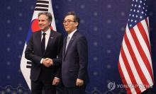 Foreign Minister Cho Tae-yul (R) poses with U.S. Secretary of State Antony Blinken during their talks at Seoul's foreign ministry, in this March 18, 2024, file photo. (Pool photo) (Yonhap)
