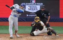 Shohei Ohtani of the Los Angeles Dodgers hits a single against the San Diego Padres during the teams' Major League Baseball season opener at Gocheok Sky Dome in Seoul on March 20, 2024. (Yonhap)