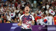 An Se-young of South Korea celebrates after beating He Bingjiao of China for the gold medal in the women's singles badminton event at the Paris Olympics at Porte de La Chapelle Arena in Paris on Aug. 5, 2024. (Yonhap)