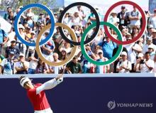 Amy Yang of South Korea tees off on the first hole in the first round of the women's golf tournament at the Paris Olympics at Le Golf National in Guyancourt, France, on Aug. 7, 2024. (Yonhap)