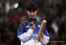 Park Tae-joon of South Korea looks at his gold medal won in the men's -58-kilogram taekwondo event at the Paris Olympics at Grand Palais in Paris on Aug. 7, 2024. (Yonhap)